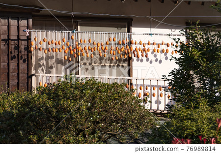 窗台上掛著柿餅 76989814