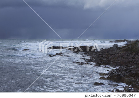Ninohama Coast, Mikuni Town, Fukui Prefecture The Sea of Japan in winter in rough seas Ninohama Coast, Mikuni Town, Fukui Prefecture The Sea of Japan in winter in rough seas 76990047