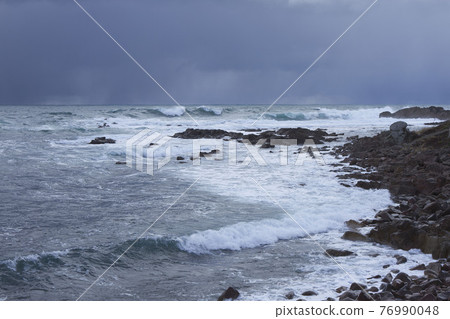 Ninohama Coast, Mikuni Town, Fukui Prefecture The Sea of Japan in winter in rough seas Ninohama Coast, Mikuni Town, Fukui Prefecture The Sea of Japan in winter in rough seas 76990048