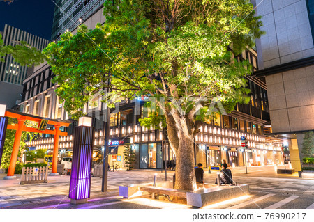 《Tokyo》 Fresh green Nihonbashi Muromachi ・ Office district with torii gate 76990217