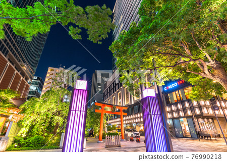 《Tokyo》 Fresh green Nihonbashi Muromachi ・ Office district with torii gate 76990218