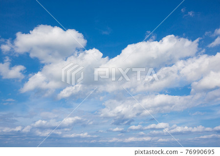 Light gentle cloud on a blue sky 76990695