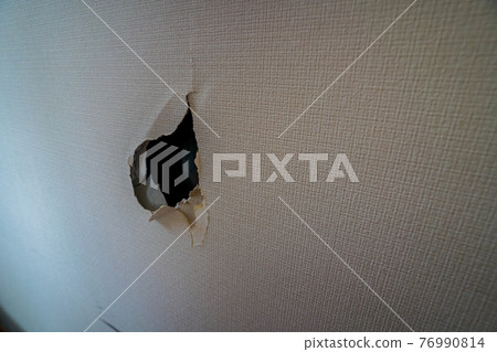 Repairing a hole in the wall 76990814
