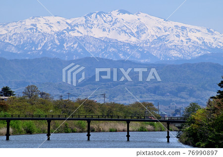 Hakusan from Shinbori River, Ishikawa Prefecture 76990897