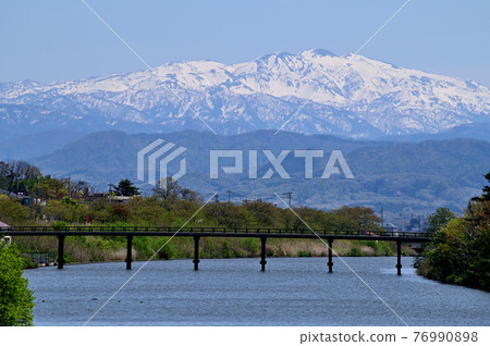 Hakusan from Shinbori River, Ishikawa Prefecture 76990898