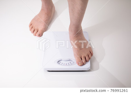 稱重的老人 稱重的老人 76991261