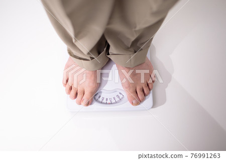 稱重的老人 76991263