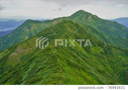 從中之岳到越後駒岳的山脊線 76991631