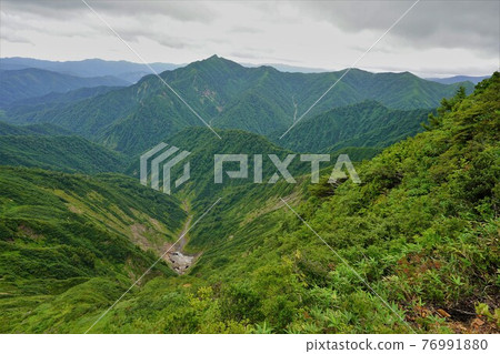 Mt. Nakanodake-Mt. Arasawa from the ridgeline of Mt. Echigo Komagatake Mt. Nakanodake-Mt. Arasawa from the ridgeline of Mt. Echigo Komagatake 76991880
