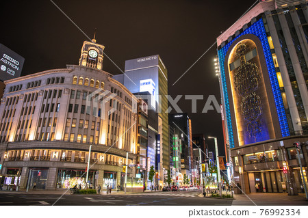 日本東京都市風景第三次宣言的第一天。 20:00之前城市燈光照常=4月25日 76992334
