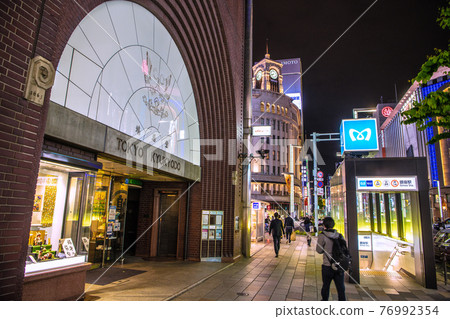 The first day of the third declaration of the Tokyo cityscape of Japan. As it was before 20:00, the city lights were the same as usual = April 25 The first day of the third declaration of the Tokyo cityscape of Japan. As it was before 20:00, the city lights were the same as usual = April 25 76992354