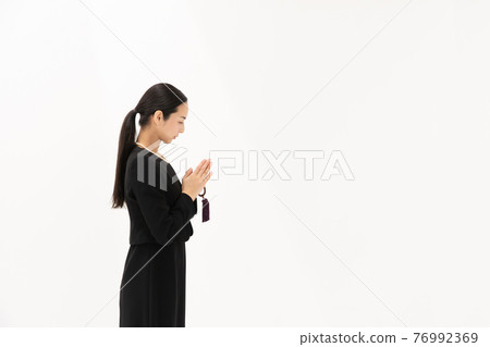 中間女人葬禮合掌 76992369