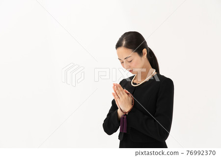 Middle woman funeral gassho Middle woman funeral gassho 76992370
