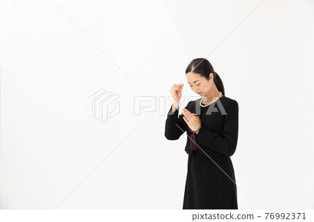 Middle woman funeral gassho Middle woman funeral gassho 76992371
