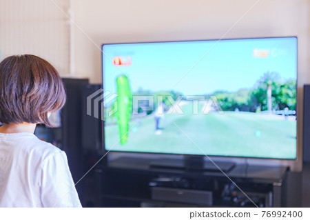 看電視的中年婦女 76992400