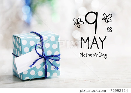 9 May Mothers Day message with gift box 9 May Mothers Day message with gift box 76992524