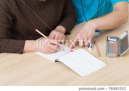 正在學習的老年人和護理人員 正在學習的老年人和護理人員 76993352