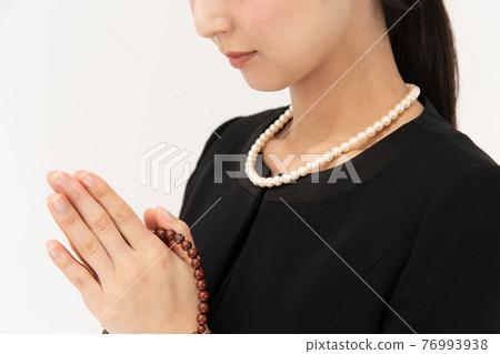 Middle women funeral parts Middle women funeral parts 76993938