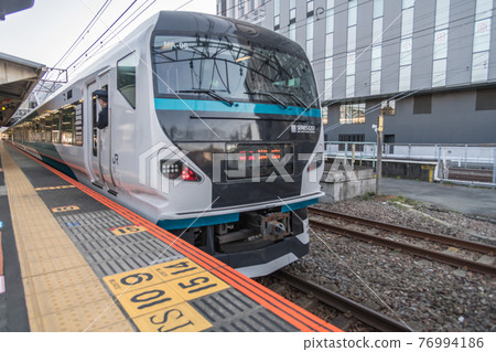 [Tokaido Line Limited Express Shonan No. 26 bound for Shinjuku] 76994186