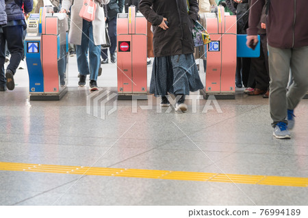 [Automatic ticket gates at Odawara Station, which is crowded on the Odakyu Line] 76994189