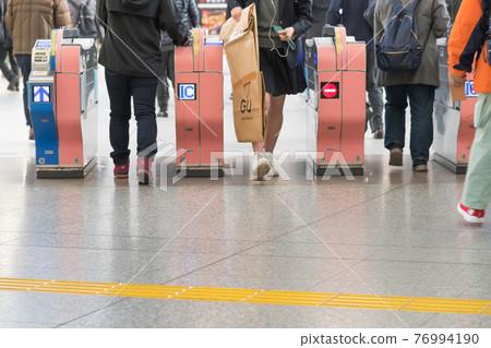 [Automatic ticket gates at Odawara Station, which is crowded on the Odakyu Line] 76994190