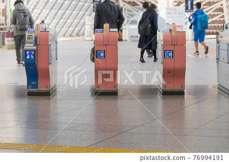 [Automatic ticket gates at Odawara Station, which is crowded on the Odakyu Line] 76994191