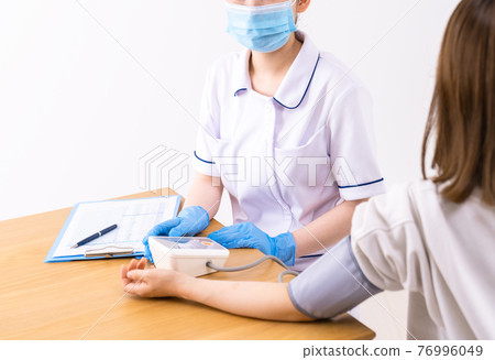 護士測量病人的血壓 76996049