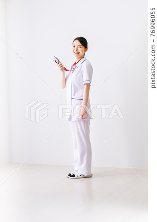 A nurse who is contacted for an emergency 76996055