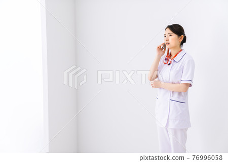 A nurse who is contacted for an emergency 76996058