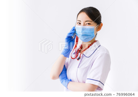 A nurse who is contacted for an emergency A nurse who is contacted for an emergency 76996064
