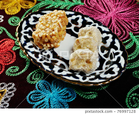 sherbet with nuts 76997128