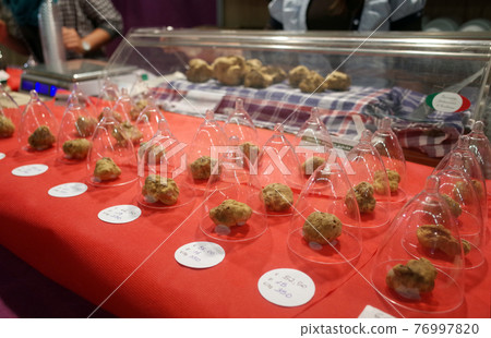 White truffle market 76997820