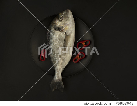 Raw sea bream 76998045