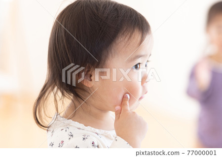 Children applying moisturizing cream 77000001