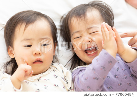 媽媽給她的孩子塗上保濕霜 77000494