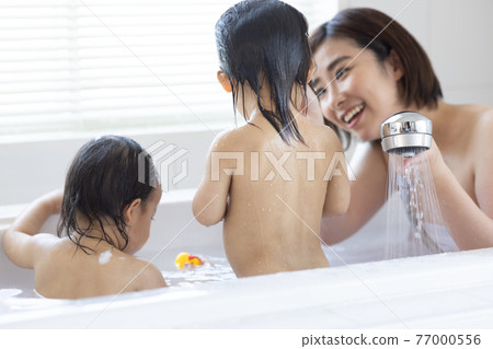 雙胞胎幼兒和媽媽洗澡 雙胞胎幼兒和媽媽洗澡 77000556