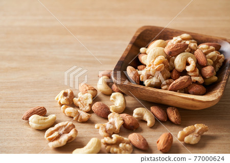 木碗裡的混合堅果 77000624