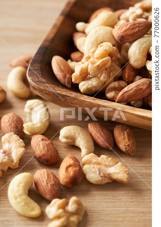 Mixed nuts in a wooden bowl 77000626