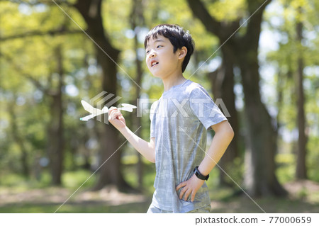 孩子們在紙飛機上玩 孩子們在紙飛機上玩 77000659