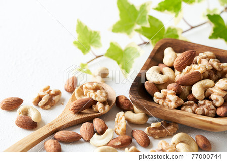 Mixed nuts in a wooden bowl 77000744