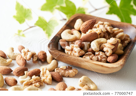 Mixed nuts in a wooden bowl 77000747
