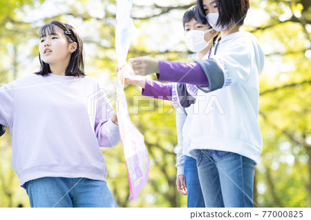 享受放風箏的小學生 77000825