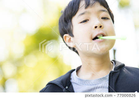 小學生玩肥皂泡 小學生玩肥皂泡 77000826