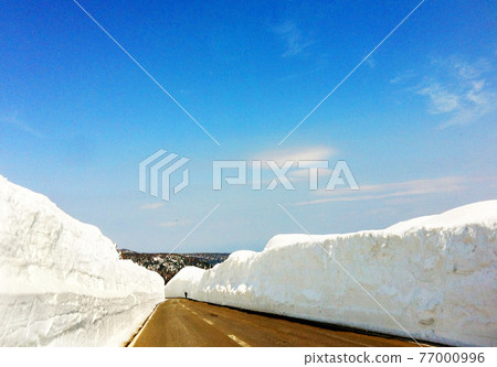 Snowy road in Tohoku, which is still cold 77000996
