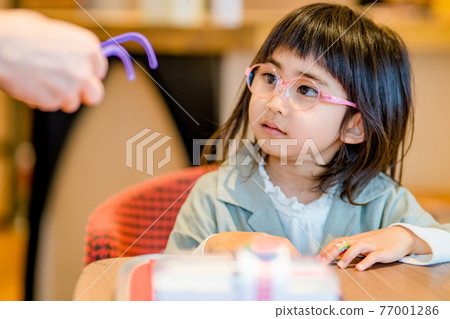 Girl wearing glasses debuts with glasses 77001286