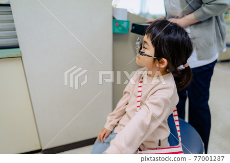 戴眼鏡的女孩首次戴眼鏡 戴眼鏡的女孩首次戴眼鏡 77001287