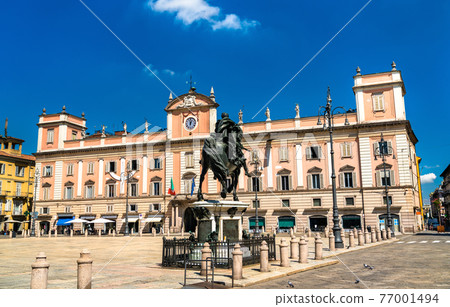 Monument to Alessandro Farnese on Piazza Cavalli in Piacenza, Italy Monument to Alessandro Farnese on Piazza Cavalli in Piacenza, Italy 77001494
