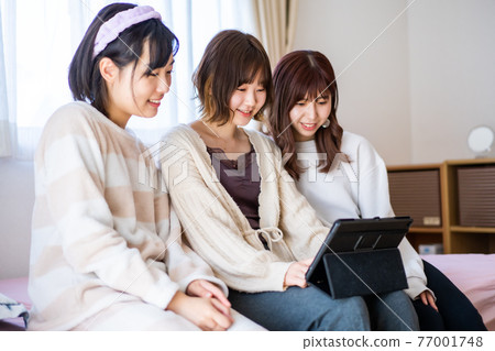 Girls-only gathering Girls-only gathering 77001748