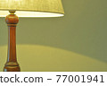 昏暗房間裡的桃花心木古董燈。英式家具(生動的色調,柔和的焦點) 昏暗房間裡的桃花心木古董燈。英式家具(生動的色調,柔和的焦點) 77001941