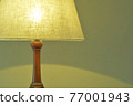 昏暗房間裡的桃花心木古董燈。英式家具(生動的色調,柔和的焦點) 昏暗房間裡的桃花心木古董燈。英式家具(生動的色調,柔和的焦點) 77001943
